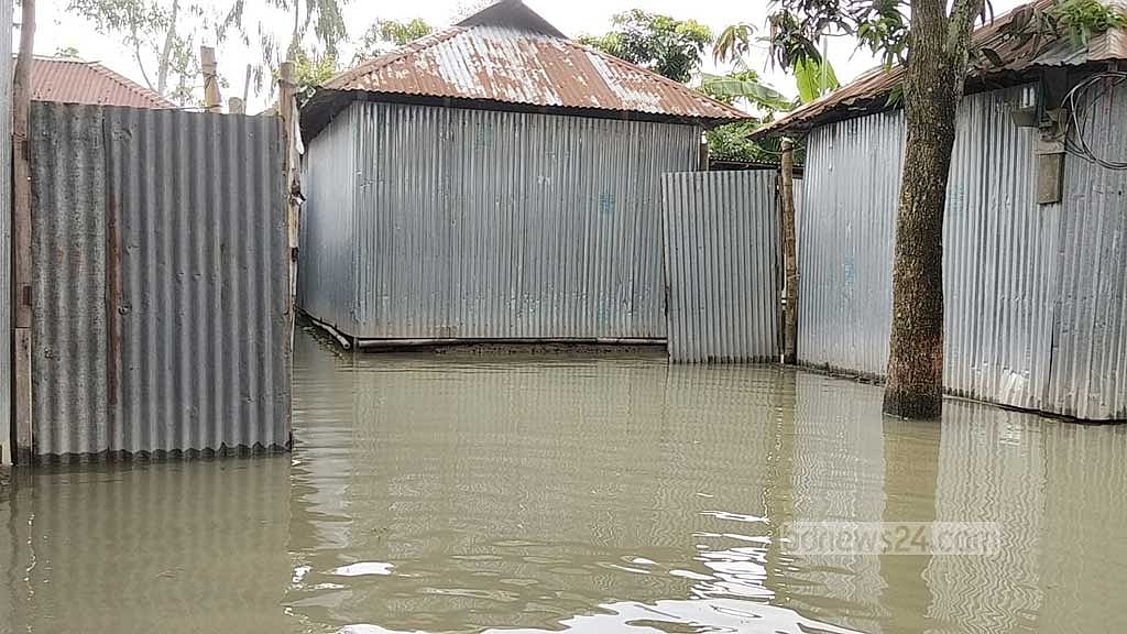 লালমনিরহাটের আদিতমারীর মহিষখোচা এলাকার বসতবাড়িতে পানি ঢুকে গেছে।