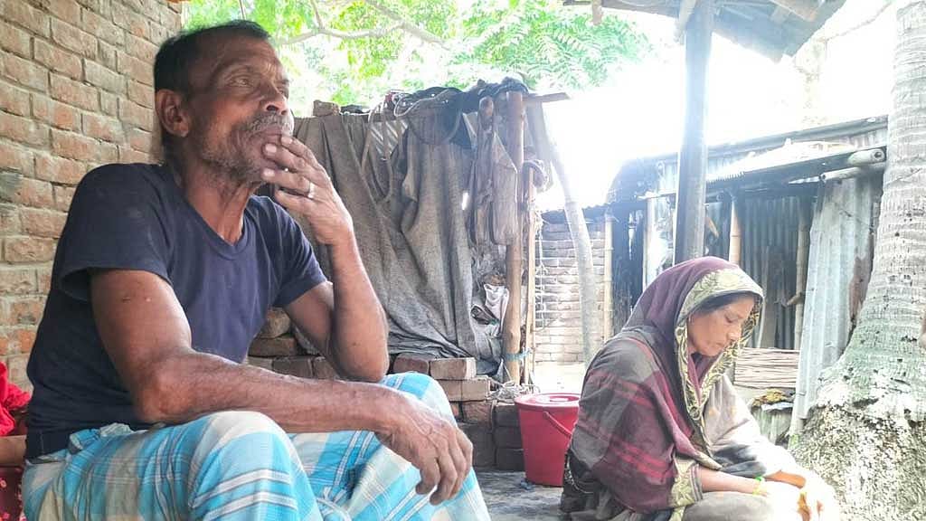 মিনারুলের মা-বাবা বলছিলেন, কারো কাছে হাত পাততে ভীষণ সংকোচ ছিল তাদের ছেলে মিনারুল ও ছেলের বউ মনিরার ।