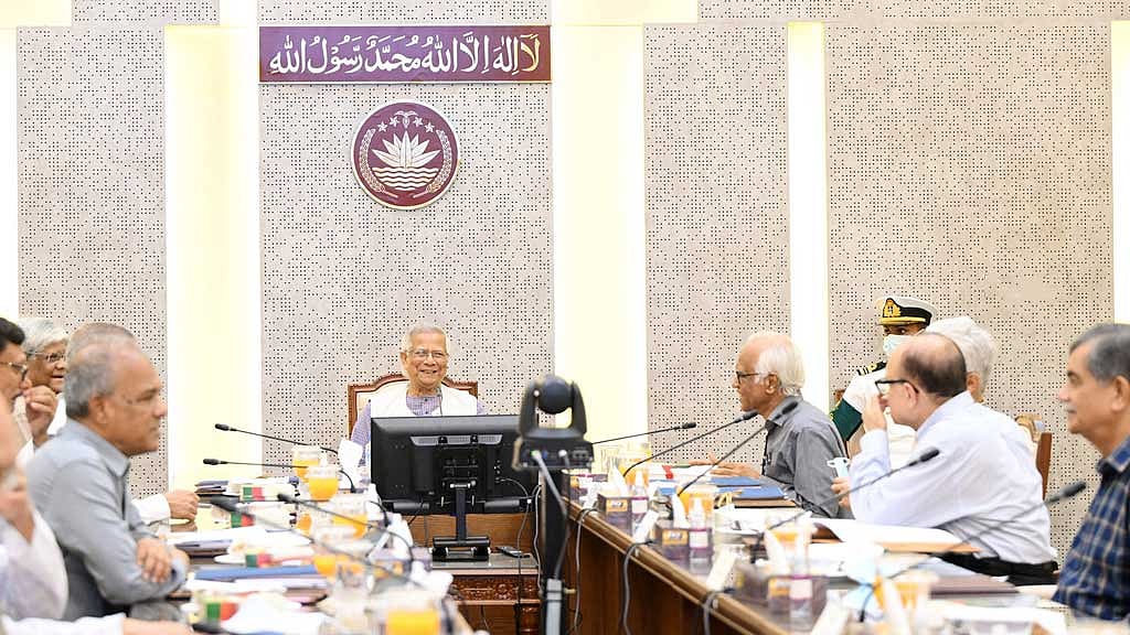 সচিবালয়ে বৃহস্পতিবার প্রধান উপদেষ্টা অধ্যাপক মুহাম্মদ ইউনূসের সভাপতিত্বে উপদেষ্টা পরিষদের বৈঠক হয়। ছবি: পিআইডি