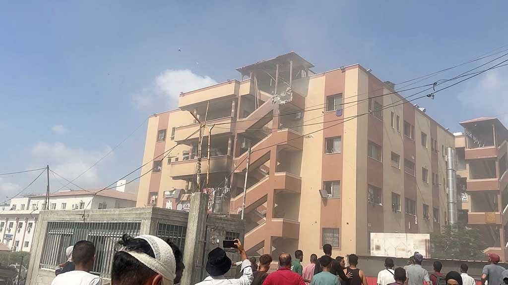 গাজার দক্ষিণাঞ্চলীয় খান ইউনিস শহরের নাসের হাসপাতাল। ছবি: রয়টার্স