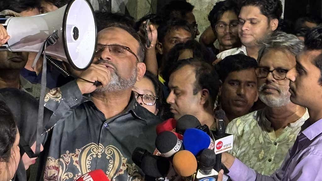গত বছরের ৯ অগাস্ট ক্যাম্পাসে ছাত্ররাজনীতি নিষিদ্ধ ঘোষণা করেন তৎকালীন উপাচার্য নিয়াজ আহমদ খান।