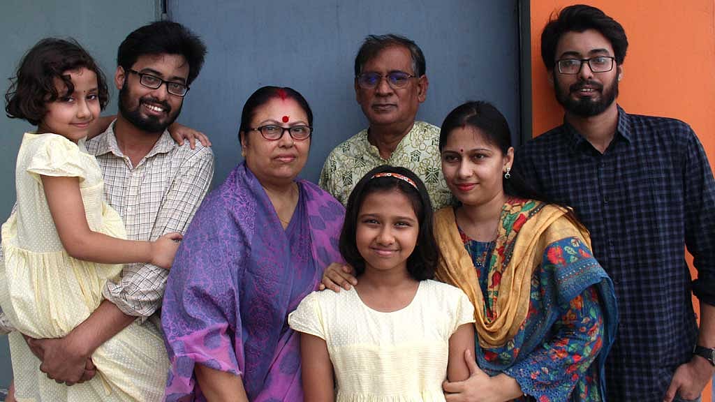 পরিবারের সদস্যদের সঙ্গে মুক্তিযোদ্ধা অমল কৃষ্ণ গোস্বামী (দিলীপ)।
