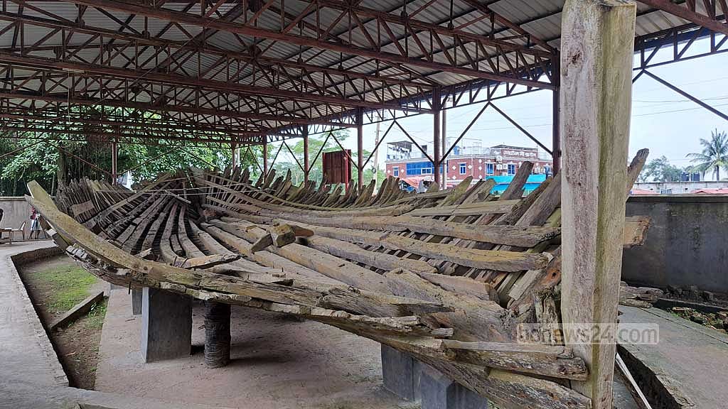 রাখাইনরা যে নৌকায় করে উপকূলীয় অঞ্চলে পৌঁছায়, ধারণা করা হয় তারই একটি এটি। রাখা হয়েছে কুয়াকাটা শ্রীমঙ্গল বৌদ্ধ বিহারের জায়গায়।