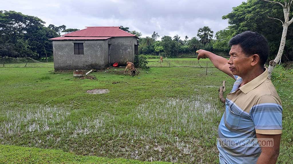লাউপাড়া পল্লির মাতবর চিং তেন মং শ্মশানের মাঝখানে গড়ে ওঠা ঘর দেখাচ্ছেন।