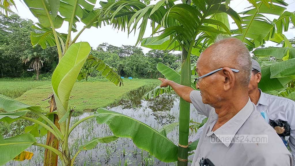 ঠাকুরপাড়ার ৭৪ শতাংশ জমির এই শ্মশানের অবশিষ্ট আছে ১৫ শতাংশ। দখল হয়ে যাওয়া শ্মশানটি দেখাচ্ছেন এ পল্লির মাতবর মং চো ওয়েন।