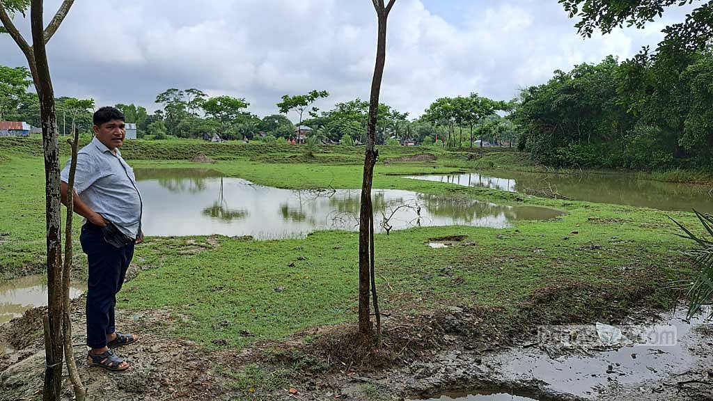 কালাচান পাড়া শ্মশানের মাঝখান থেকে মাটি কেটে নিয়ে গেছে দখলদাররা। সেই চিত্র দেখাচ্ছিলেন পাড়ার মাতবর অং চো ছান তালুকদার।