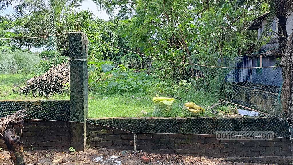 শ্মশানের জায়গায় ইটের দেয়াল তুলেছেন দখলদাররা।