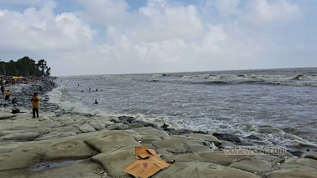 Around 1784, Rakhine families began establishing their first settlements in the coastal areas of Patuakhali and Barguna, arriving from Myanmar by sea. Over time, the ethnic group is now on the verge of extinction.