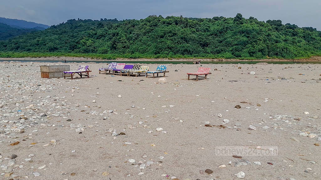১৩ অগাস্ট ২০২৫: সিলেটের সীমান্তবর্তী ধলাই নদীর উৎসমুখে প্রাকৃতিকভাবে তৈরি হওয়া ‘জল-নুড়ি-পাথরের’ অপূর্ব সুন্দর পর্যটনকেন্দ্র ‘সাদা পাথরে’ পড়ে ‘কালো হাতের থাবা’। গণআন্দোলনে সরকার পরিবর্তনের পর প্রশাসনের ‘নাকের ডগায়’ বসে লুটে নেওয়া হয় সেখানকার শত কোটি টাকার সম্পদ। ছবি: বাপ্পা মৈত্র