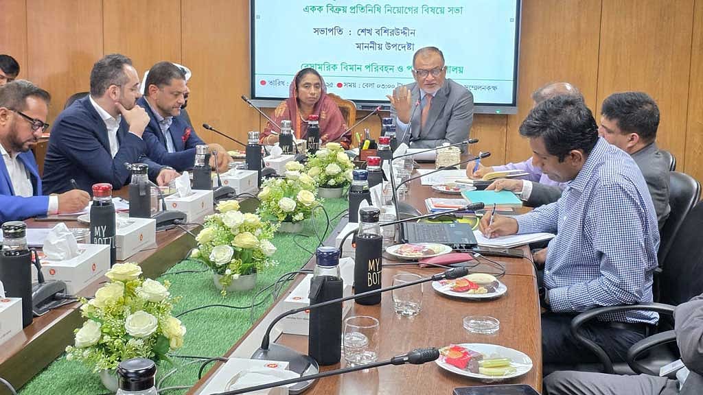 বেসামরিক বিমান পরিবহন ও পর্যটন মন্ত্রণালয়ের উপদেষ্টা শেখ বশিরউদ্দীন রোববার রাতে শাহজালাল আন্তর্জাতিক বিমানবন্দর পরিদর্শনে গিয়ে সংশ্লিষ্ট সংস্থাগুলোর ঊর্ধ্বতন কর্মকর্তাদের সঙ্গে মতবিনিময় করেন। ছবি: বেসামরিক বিমান পরিবহন ও পর্যটন মন্ত্রণালয়।