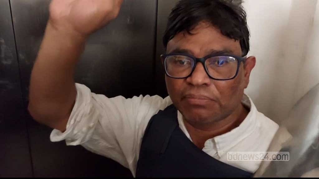 ঢাকা বিশ্ববিদ্যালয়ের আইন বিভাগের অধ্যাপক শেখ হাফিজুর রহমান কার্জন কাঠগড়ায় দাঁড়িয়ে আদালতের কাছে প্রতিকার ও ক্ষতিপূরণ দাবি করেছেন।
