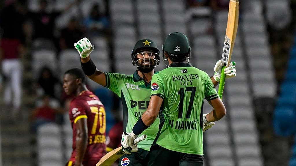 জয়ের পর নাওয়াজের সঙ্গে হুসাইন তালাতের উল্লাস। ছবি: পাকিস্তান ক্রিকেট টিম ফেইসবুক। 