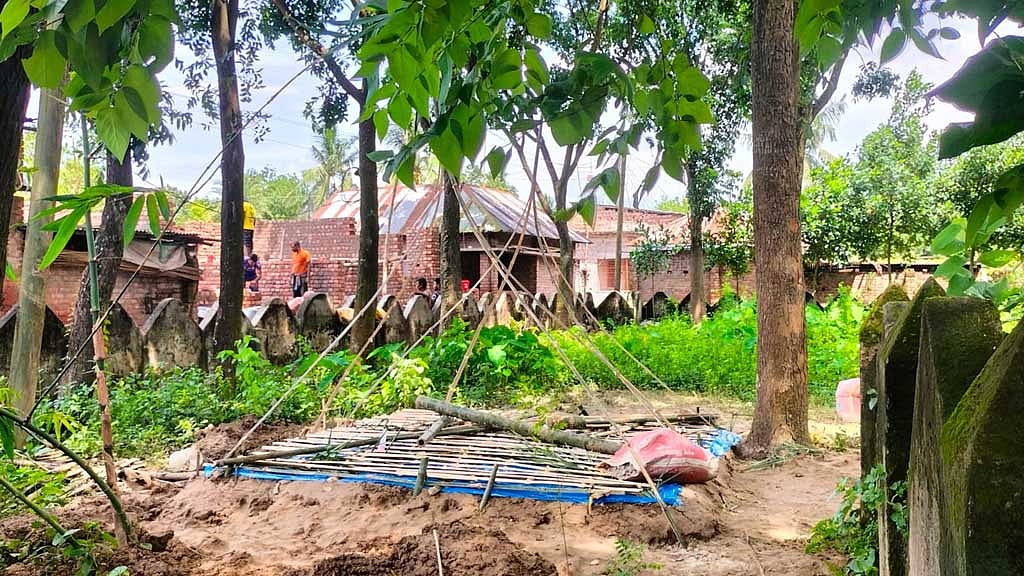 মিনারুল ও মাহিনের কবর। মিনারুলের শাশুড়ি তার মেয়ে মনিরা ও নাতনির লাশ নিজের গ্রামে নিয়ে কবর দিয়েছেন।