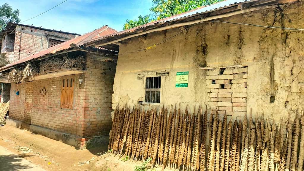 দুই বাড়ির মাঝের সরু গলিটি দিয়েই মিনারুলদের বাড়িতে ঢুকতে হয়।