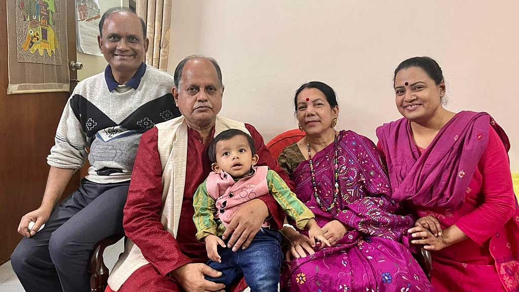 বিভুরঞ্জন সরকারের পেছনে তার ছোট ভাই চিররঞ্জন সরকার, পাশে পরিবারের অন্য সদস্যরা।