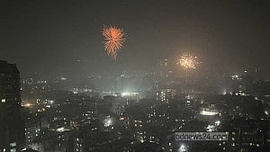 আতশবাজি-পটকায় নতুন বছর বরণ