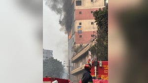 বাবুবাজারে আগুনে পুড়ল বহুতল ভবনের কক্ষ