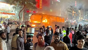 Bus set ablaze in Badda