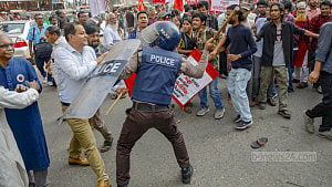 Police obstruct Left march