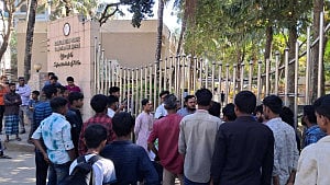 বীর বাহাদুরকে গ্রেপ্তারের দাবিতে বান্দরবানে এসপি কার্যালয় ঘেরাও