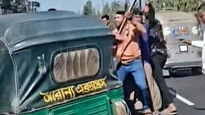 অটোরিকশা আটক: চট্টগ্রামে ‘চালকদের হামলায়’ ২ পুলিশ আহত