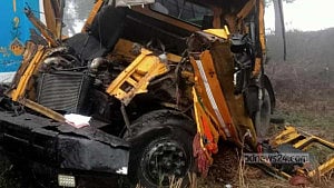 ঘন কুয়াশা: কুমিল্লায় কন্টেনারবাহী ২ ট্রাকের সংঘর্ষে চালক ও হেলপার নিহত