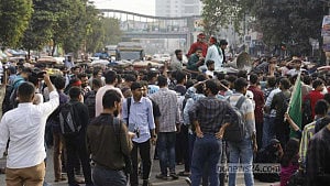 ‘ঢাকা সেন্ট্রাল ইউনিভার্সিটি’ অধ্যাদেশ জারির দাবিতে সড়ক আটকে বিক্ষোভ
