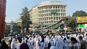 Students surround Shikkha Bhaban demanding Central University ordinance