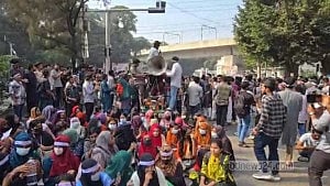 ঢাকা সেন্ট্রাল ইউনিভার্সিটি: অধ্যাদেশ জারির দাবিতে শিক্ষা ভবন ঘেরাও