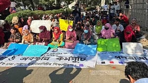 Students surround Shikkha Bhaban again as DCU ordinance lags