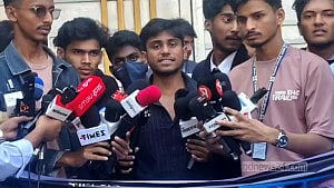 Peer’s death: Tejgaon College students protest in Farmgate