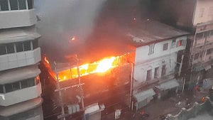 চকবাজারের আগুন নেভাতে গিয়ে বিপত্তিতে ফায়ার সার্ভিস