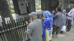 হাদির কবর একপলক দেখতে মানুষের ভিড়
