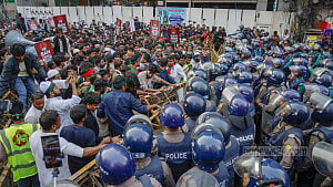 বাংলাদেশ থেকে কূটনীতিকদের পরিবারের সদস্যদের ‘সরাচ্ছে’ ভারত