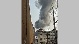 ইসলামবাগে প্লাস্টিকের গুদামে আগুন