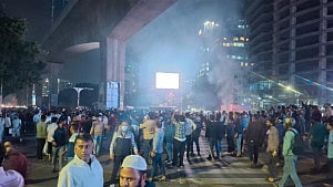 Mobile traders block Sonargaon hotel intersection