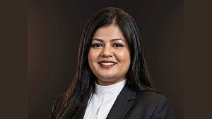 এবার নির্বাচন থেকে সরে দাঁড়ালেন এনসিপি নেত্রী ঝুমা