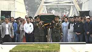 স্বামীর পাশে খালেদা জিয়ার কবর