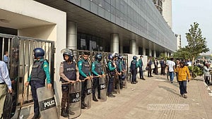 BTRC says ‘no’ to used mobile imports, traders stand firm