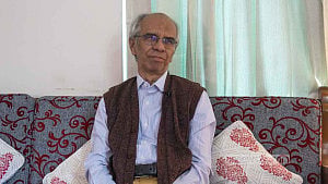 বাংলাদেশের সামনে দুটো পথ: মোজাম্মেল হোসেন