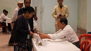 যুদ্ধবিধ্বস্ত মিয়ানমারে চলছে ‘প্রহসনের’ নির্বাচন