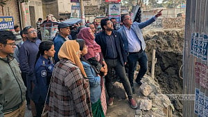 ময়মনসিংহে হেলে পড়া ভবনটি পরিত্যাক্ত ঘোষণা, ৩ ভবনের মালিককে তলব
