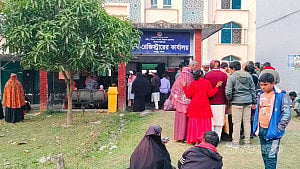 ঝুঁকিপূর্ণ ভবনে চলছে ভাঙ্গুড়া সাব-রেজিস্ট্রি অফিসের কার্যক্রম, আতঙ্ক