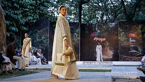 পৌষ উৎসব মেতেছিল ফ্যাশন শো আর পিঠা-পুলিতে