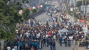 সড়ক অবরোধে মোবাইল ব্যবসায়ীরা