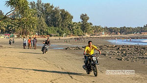 সেন্ট মার্টিনের সৈকতে মোটরসাইকেল চলছেই