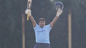 ৫৬ বলে সেঞ্চুরি, ১৪ ছক্কায় সারফারাজের বিধ্বংসী ১৫৭