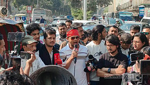হাদিকে গুলি: স্বরাষ্ট্র উপদেষ্টার পদত্যাগ দাবিতে শাহবাগ অবরোধ