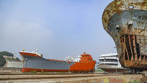 বুড়িগঙ্গার পাড়ে জাহাজ শ্রমিকদের ব্যস্ততা