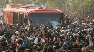 ‘এখন নেতা দেশে আইসে, সব সমস্যার সমাধান হবি’